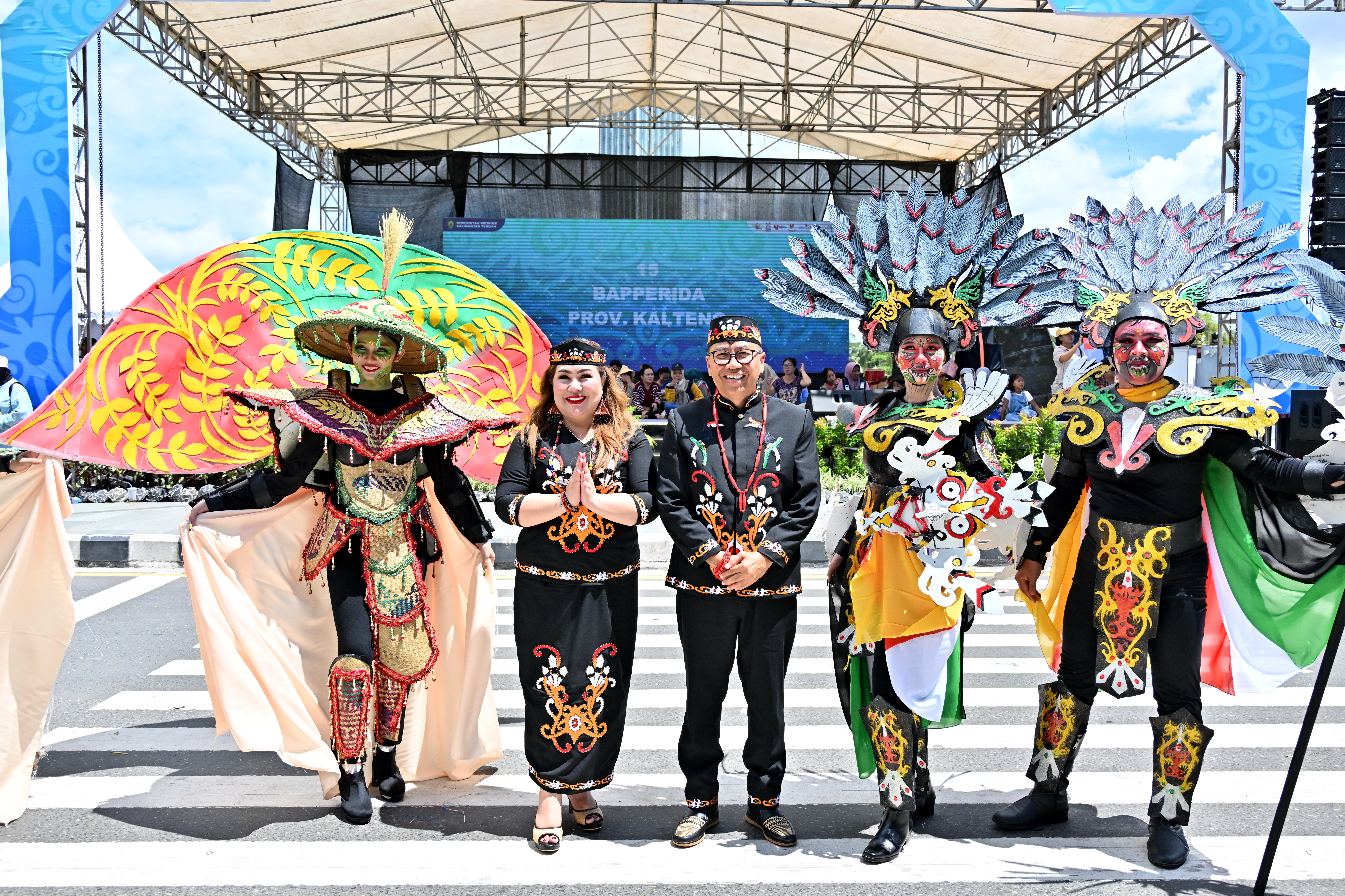 Leonard S. Ampung Pimpin Bapperida Kalteng Tampil Memukau di Karnaval Budaya FBIM 2025 dengan Ikon Burung Tingang