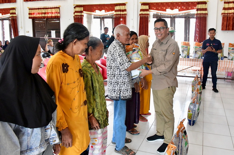 Kepala Bappedalitbang Wakili Gubernur Buka Pasar Murah Prov. Kalteng di Kecamatan Tewah, Kabupaten Gunung Mas
