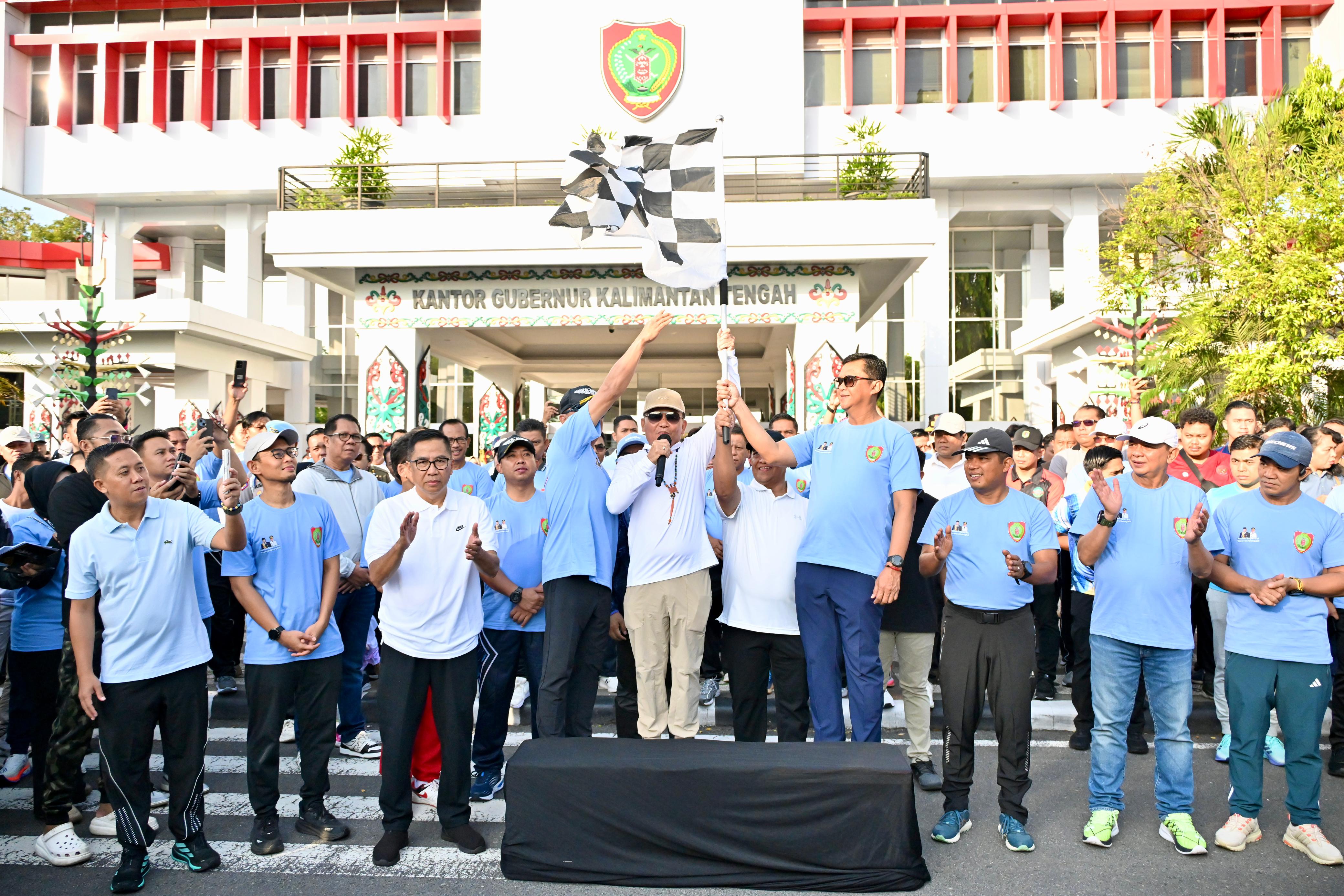 Ribuan Warga Tumpah Ruah di Jalan Sehat Harkopnas Kalteng, Doorprize Umroh Jadi Daya Tarik