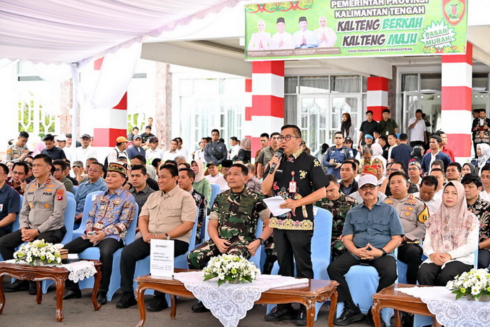 Kepala BAPPERIDA Prov. Kalteng Dampingi Gubernur dalam Pembagian Sembako, Dukung Pemerataan dan Ketahanan Pangan